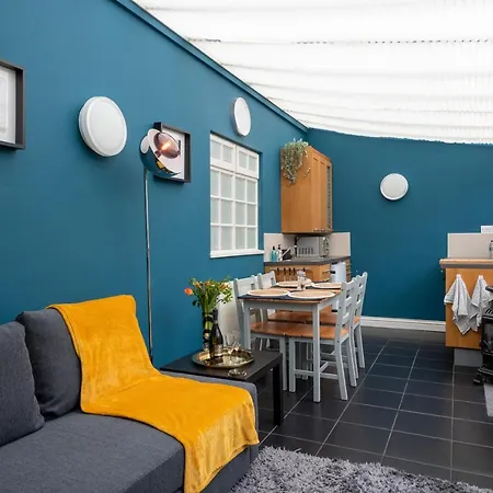 Hummingbird Maisonette By Prescott * Bristol