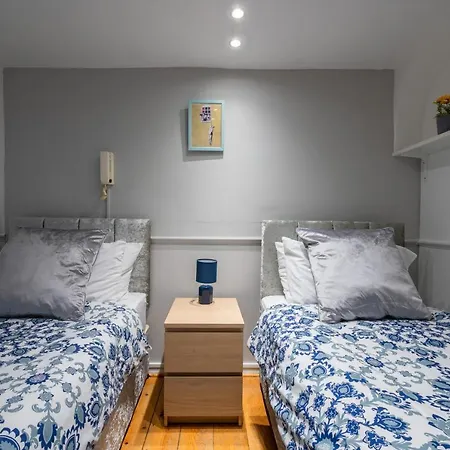 Hummingbird Maisonette By Prescott * Bristol