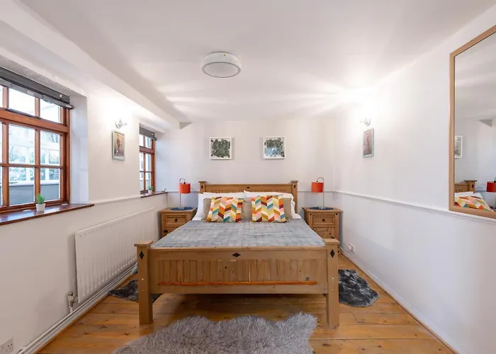 Hummingbird Maisonette By Prescott * Bristol